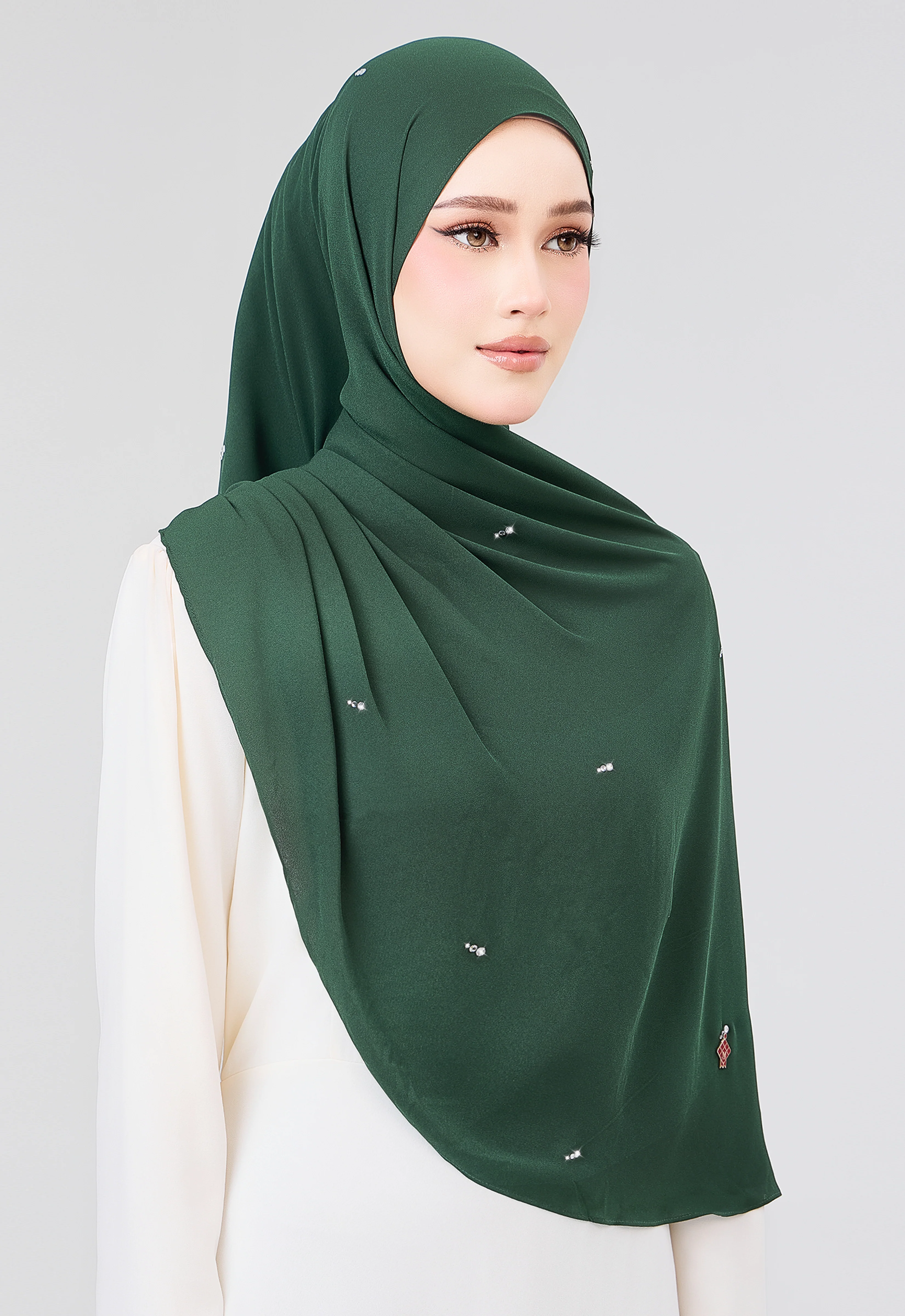 MINAZ HIJAB | SETULUS RAYA PLAIN STONE SHAWL - EMERALD GREEN - Image 3